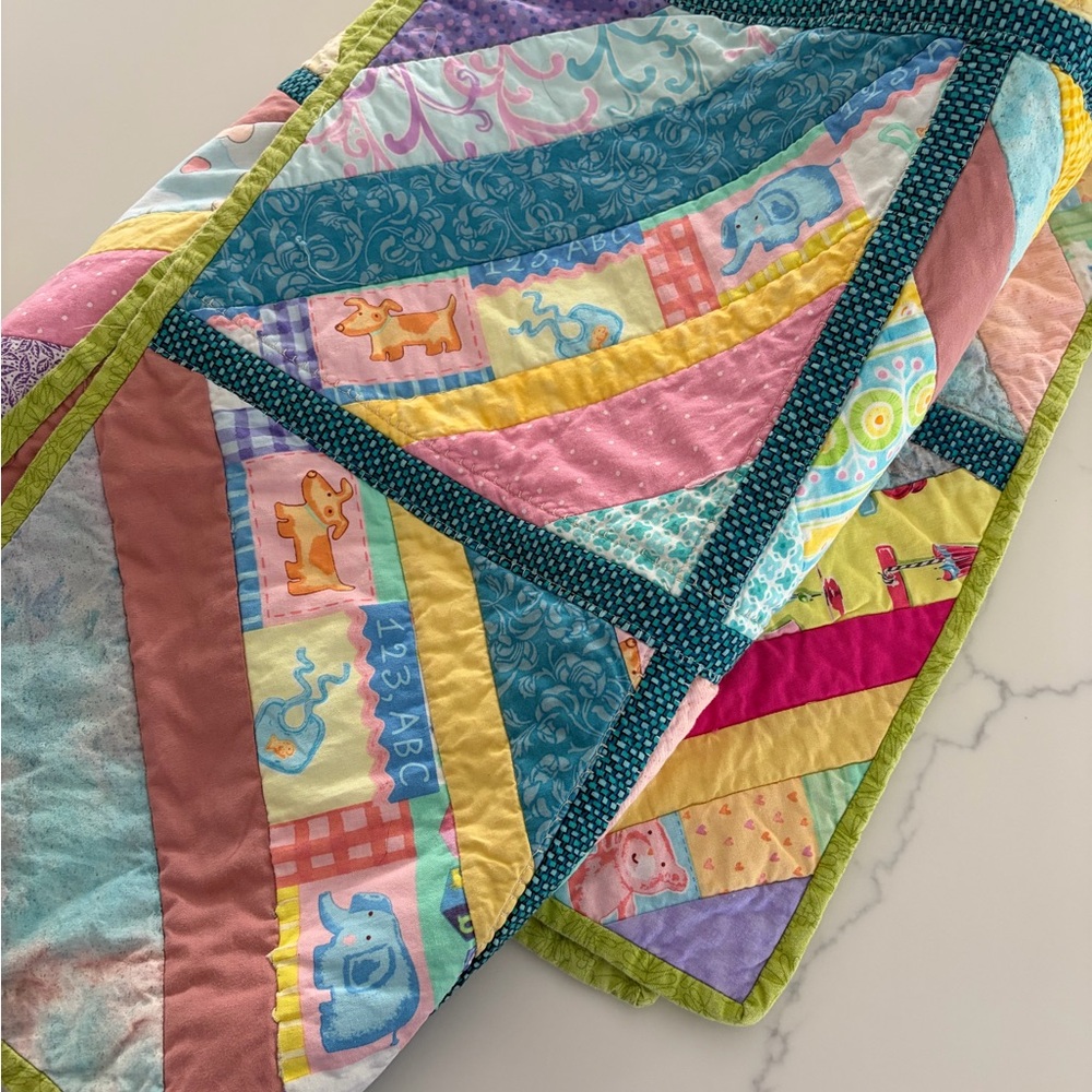 Handmade Vintage Cotton colorful quilt in patchwork pattern EUC